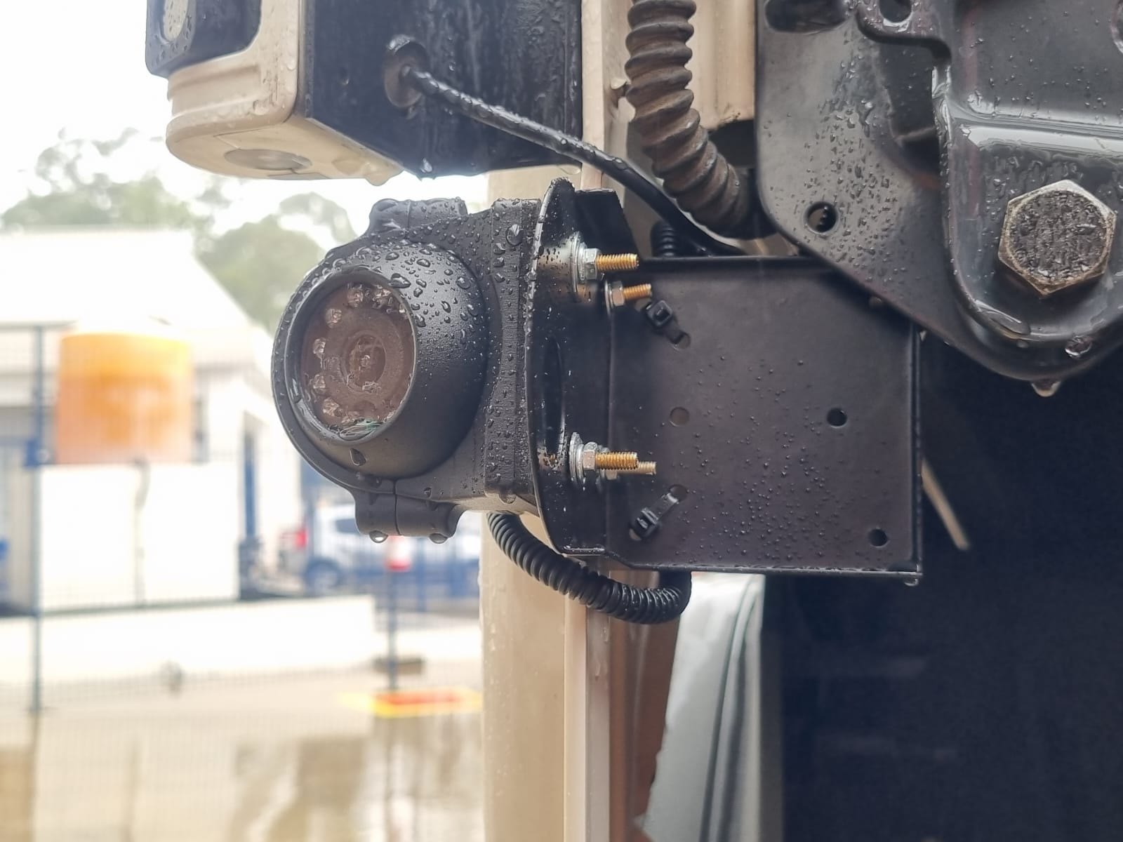 Instalação de equipamento embarcado em veículo